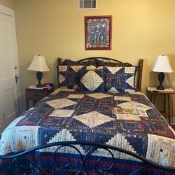 The Swope Manor - Very comfortable room.
