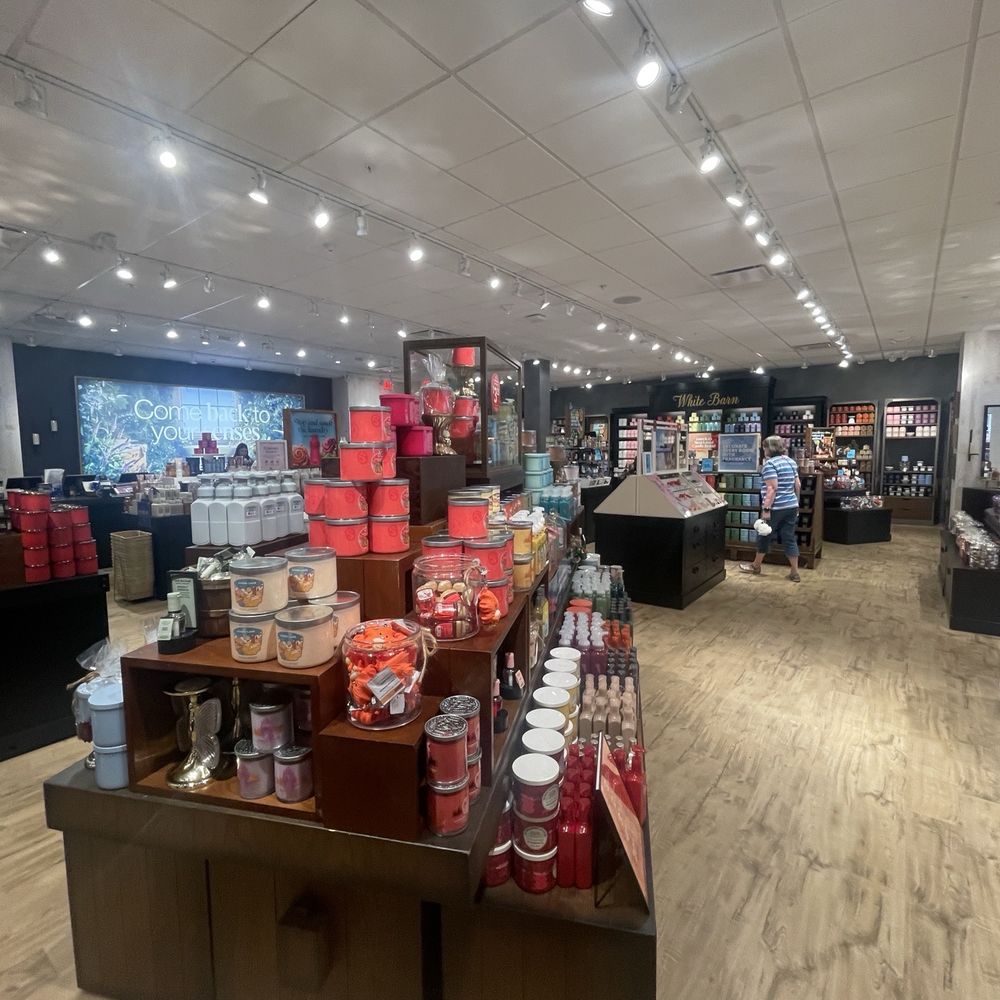Bath & Body Works - Spacious isles for miles and miles - Cosmetics & Beauty Supply Near Me - Oviedo, Florida Bath & Body Works - Spacious isles for miles and miles - Cosmetics & Beauty Supply Near Me - Oviedo, Florida