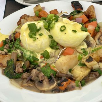 Hugo's - Brisket Hash Benedict - Breakfast & Brunch Near Me - Studio City, California