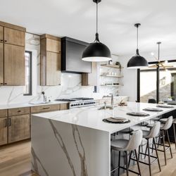 Kristin Harris - Milehimodern - 884 S Vine St. // East Wash Park
Kitchen with black cabinetry contrasted by white quartz countertops + backsplash with neutral accents.