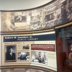 Robert W Saunders, Sr Public Library