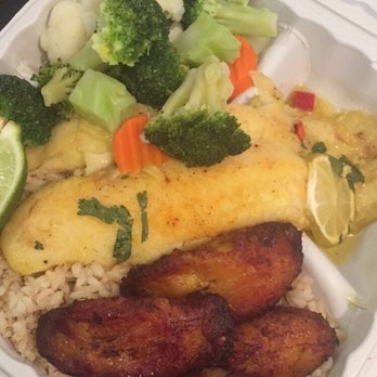 Las Olas Cafe - Fish with veggies, plantains, and white rice - Cuban Near Me - Miami Beach, Florida