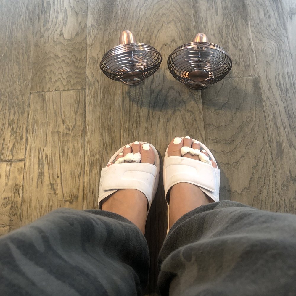 The CUTEST way to have my toes dried. The CUTEST way to have my toes dried.