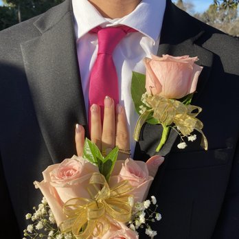Le's Florist Boutique - corsage and boutonnière - Florists Near Me - Garden Grove, California Le's Florist Boutique - corsage and boutonnière - Florists Near Me - Garden Grove, California