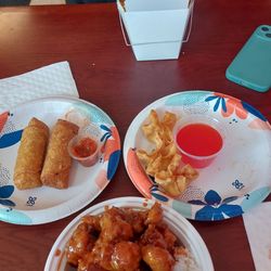 New Great Wall Restaurant - General toas lunch special,  crab Rangoon, hot oil, pork egg rolls, and large shrimp lo mein