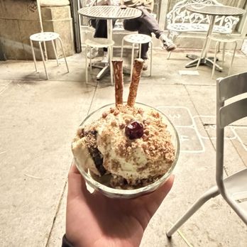 Fluffy McCloud's - Sundae - Ice Cream & Frozen Yogurt Near Me - Los Angeles, California