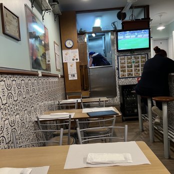 Casa De Pasto O Golfinho - Narrow space - Restaurants Near Me