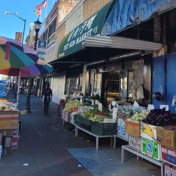 Yet Sun Market - Outside on 8th St. Yet Sun Market #1 (1 of 2 of their grocery stores in Oakland Chinatown) - Farmers Market Near Me - Oakland, California Yet Sun Market - Outside on 8th St. Yet Sun Market #1 (1 of 2 of their grocery stores in Oakland Chinatown) - Farmers Market Near Me - Oakland, California
