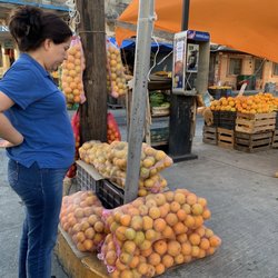 La Reyna - Picking out fruit