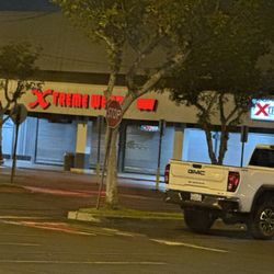 Xtreme Wear - Their hours says that they close 9pm I got here here 10mins before 8pm, and it was closed