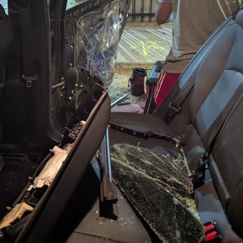 Auto Glass El Chapin - 20 minutes or less window installation open 24/7 mobile service if car gets broken into - Auto Glass Services Near Me - Los Angeles, California Auto Glass El Chapin - 20 minutes or less window installation open 24/7 mobile service if car gets broken into - Auto Glass Services Near Me - Los Angeles, California