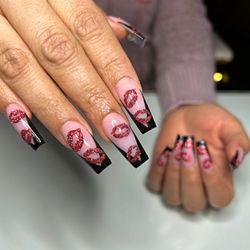Sets by Sammy - Black V tips with glitter design long coffin nails