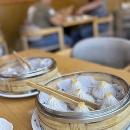 The best steam buns I ever had. Must try black truffle and blue crab ones!