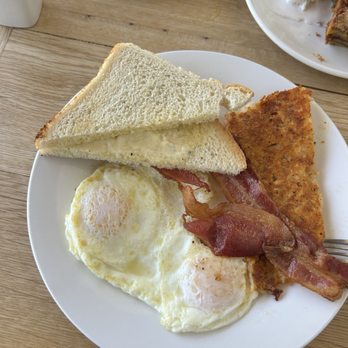 The Putney Diner - Classic breakfast with two eggs sunny side up, bacon, white toast and hashbrowns. - Diners Near Me - Putney, Vermont