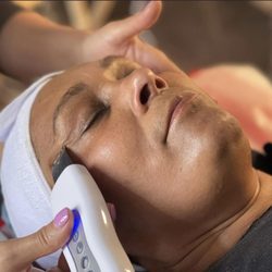 Lucky Nails - Deep clean facial.