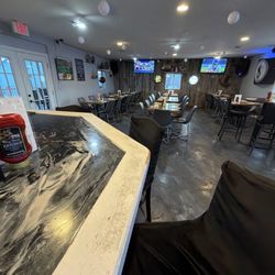 Shipwrecks Bar and Grill - Dining room