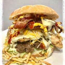 Los Maracuchos Food - Triple Burger Beef-Chiken and  Smoked Pork Chop all together  Hamburguesa Triple.Una explosion de sabores carne, pollo y chuleta ahumada.