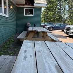 Slim's Cafe - Outdoor seating, grassy area for our pup