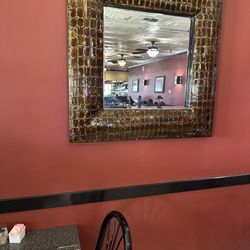 George's Bar & Grill - Decor