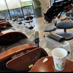 Deluxe Nail Salon & Spa - Oakley - All these empty chairs and I wasn't moved to any of them when I asked to move because the massage part of my chair didn't work.