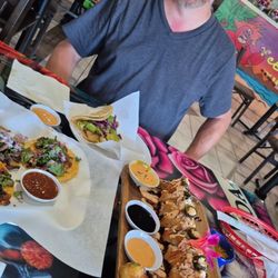 La Malquerida Grill - Fried Sushi roll.. 1 taco de pescado, 1 taco de carne asada, 1 taco de pollo, y 1 taco de pastor.