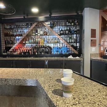 Oxford Suites Paso Robles - The bar area - Hotels Near Me - Paso Robles, California