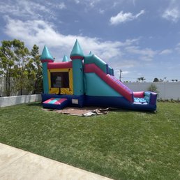 Bounce house and slide combo