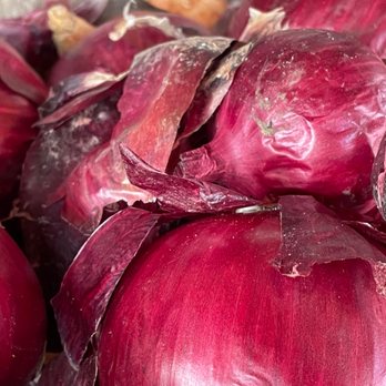 Ormonde Farm Stand - a pile of red onions - Fruits & Veggies Near Me - Arroyo Grande, California