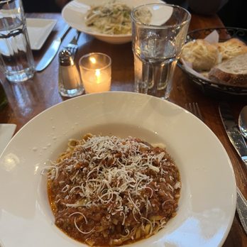 Bocado Cafe - Linguine Bolognese - New American Near Me - New York, New York Bocado Cafe - Linguine Bolognese - New American Near Me - New York, New York