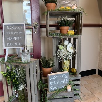 Giuseppe's Restaurant - a display of flowers and plants - Italian Near Me - Chesterfield, Michigan