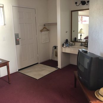 Ocean View Lodge - Really old TV, but who comes here to watch TV.  Besides there was a newer TV in the bedroom. This was just the "sitting area". - Hotels Near Me - Fort Bragg, California