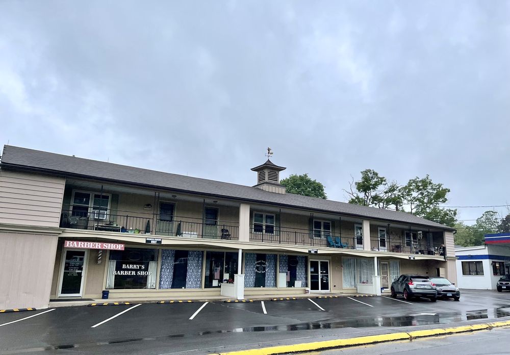 Barry's Barber Shop Logo