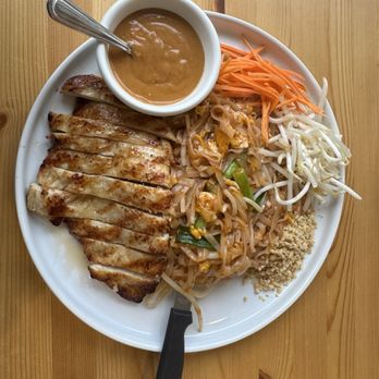 MoMo Thai House - Lemongrass Chicken Pad Thai - Thai Near Me - Tigard, Oregon MoMo Thai House - Lemongrass Chicken Pad Thai - Thai Near Me - Tigard, Oregon