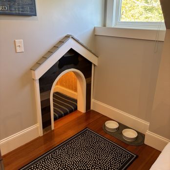 Paws on Pelham - The room w a room for yr pup - Hotels Near Me - Newport, Rhode Island Paws on Pelham - The room w a room for yr pup - Hotels Near Me - Newport, Rhode Island