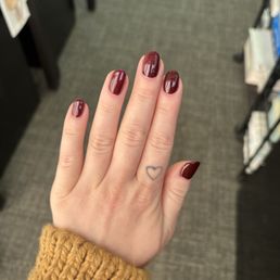 Sparkly maroon short round nails Sparkly maroon short round nails