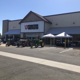 Exterior outside entrance of Tractor Supply - The parking lot has trailer parking. But a lot of cars and small pickups were bogarting those spaces. - El Dorado Hills, California Exterior outside entrance of Tractor Supply - The parking lot has trailer parking. But a lot of cars and small pickups were bogarting those spaces. - El Dorado Hills, California
