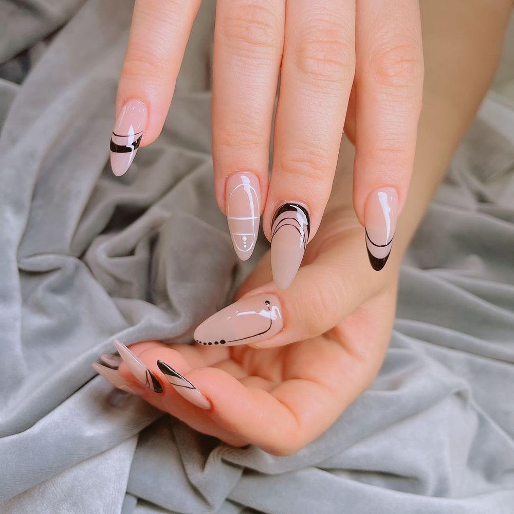 Mia Beauty Nail Logo