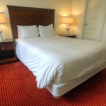 Hotel Atwater - Clean bed... This is the whole room - Hotels Near Me - Avalon, California Hotel Atwater - Clean bed... This is the whole room - Hotels Near Me - Avalon, California