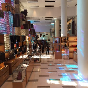 Louis Vuitton - Luggage Near Me - Paris, 75 Louis Vuitton - Luggage Near Me - Paris, 75