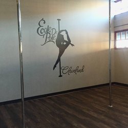 Ecole de Pole Cleveland - Cute logo on the wall