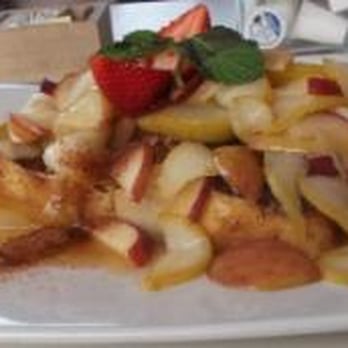 Orange et Pamplemousse - French Toast with cooked sliced apple & pear topped with a strawberry and fresh mint, with fruit sauce & cinnamon. - Cafes Near Me - Saint-Sauveur, Quebec