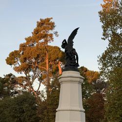 Estanque Grande del Buen Retiro - Fallen Angel statue