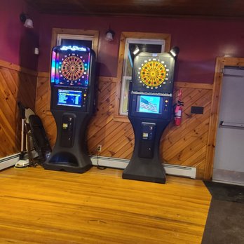 Hasbrouck Tavern - a game of darts and darts - Barbeque Near Me - Woodbourne, New York