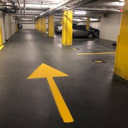 Stationnement intérieur, signalisation (flèche)