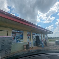 Exxon - Main entrance. It also has a liquor store/wine store to the left.