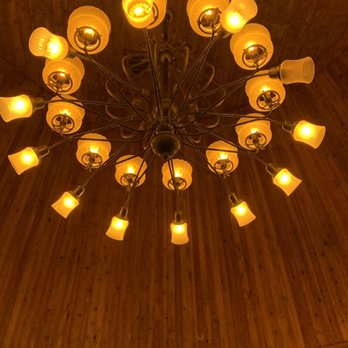 Idle Hour - The Lighting. The Interior of Idle Hour in North Hollywood resembles a Giant Whiskey Barrel May 2019 - American Near Me - Los Angeles, California Idle Hour - The Lighting. The Interior of Idle Hour in North Hollywood resembles a Giant Whiskey Barrel May 2019 - American Near Me - Los Angeles, California