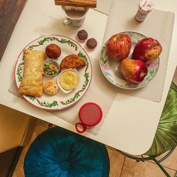 Villa Brasil Motel - Ordered one of every empanada at the adjoining cafe! Bowl of fruit and plates provided with room. - Hotels Near Me - Los Angeles, California Villa Brasil Motel - Ordered one of every empanada at the adjoining cafe! Bowl of fruit and plates provided with room. - Hotels Near Me - Los Angeles, California