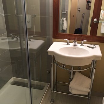 Marriott Saddle Brook - Bathroom in king room - Hotels Near Me - Saddle Brook, New Jersey