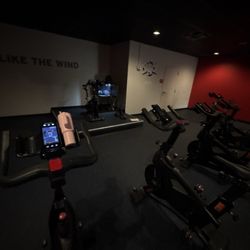 Crunch Fitness - Fairmount - Cycle room