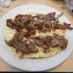 La Oriental - Un "taquito" árabe con queso envuelto en tortilla de maíz